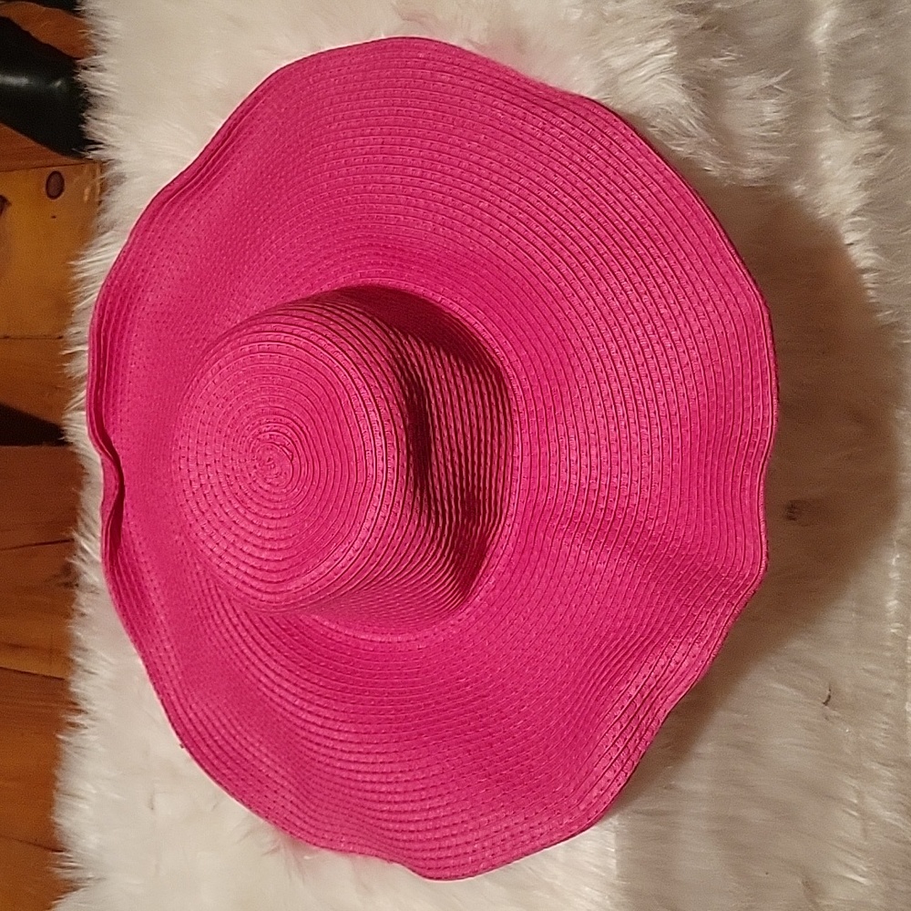 Hot pink sun hat with bendable rim. Great for the beach
